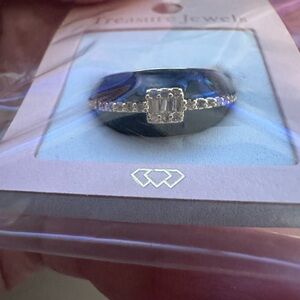 Elegant Silver and Black Gemstone Ring